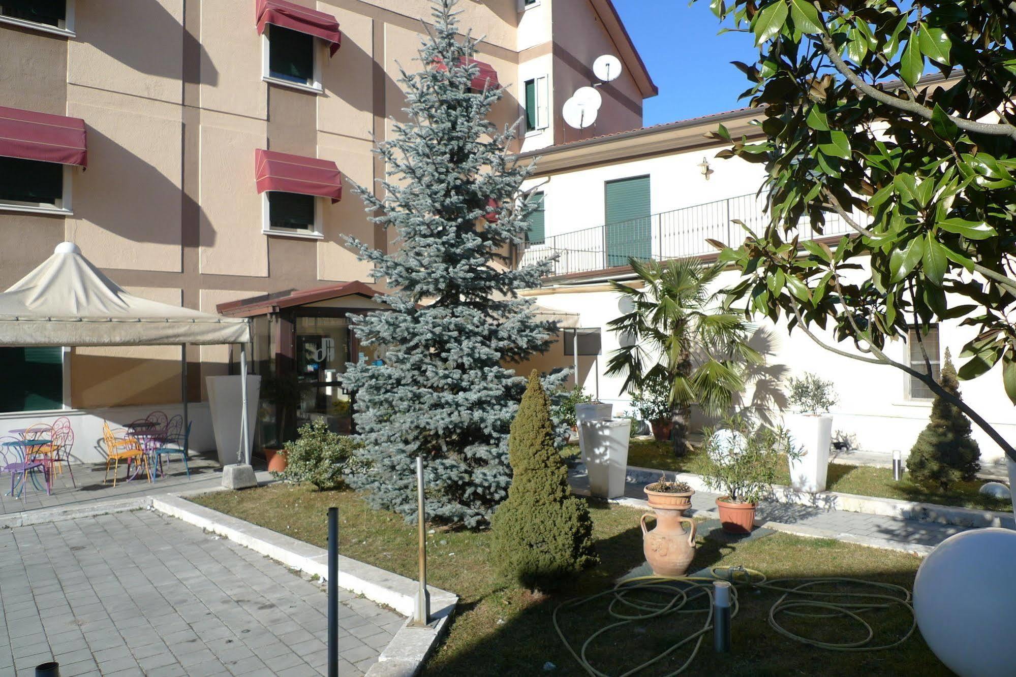 Hotel De Meis Capistrello Exterior foto